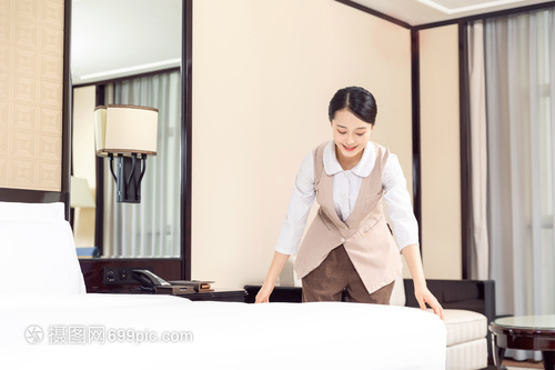 酒店管理中保洁员整理床铺的关键环节与标准操作